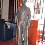 Estatua de Charles Chaplin en la entrada de la posada La Serranía. Patrimonio cultural de Mérida, Venezuela, en peligro. Mafia del bronce.