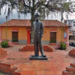 Estatua de Charles Chaplin en la plazoleta homónima. Patrimonio cultural de Mérida, Venezuela, en peligro.