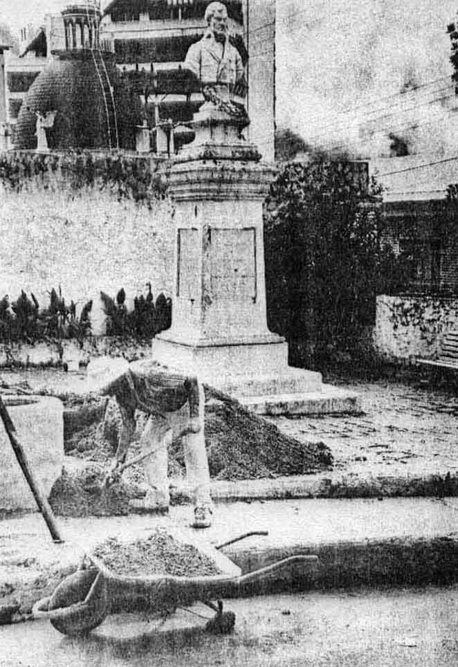 Foto publicada en Frontera en la que se denunciaba el abandono de la Plazoleta Miranda. Foto Lázaro en Frontera, 17 de enero de 1994. Patrimonio histórico de Mérida, Venezuela.