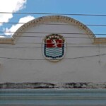 Frontón de la fachada de la sede de la alcaldía de Barinas, o Palacio Municipal. Patrimonio histórico de Barinas en riesgo. Venezuela.