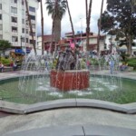 Fuente de agua y monumento a Las Heroínas visto desde el lateral derecho. Plaza Las Heroínas, en la ciudad de Mérida. Patrimonio cultural venezolano.