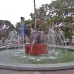 Fuente de agua y monumento a Las Heroínas visto desde la cara frontal. Plaza Las Heroínas, en la ciudad de Mérida. Patrimonio cultural venezolano.