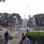 Otra vista de la fuente principal de la plaza Las Heroínas, en la ciudad de Mérida. Patrimonio cultural venezolano.