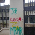 Hasta un corazoncito rojo fue pintado en una de las columnas de la fachada del liceo O'Leary. Patrimonio histórico de la ciudad de Barinas, estado Barinas, en peligro. Venezuela.