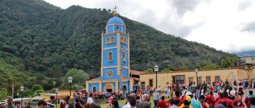 Iglesia San Vicente Ferrer, con su feligresía en bienvenida al nuevo párroco. Patrimonio cultural de Táchira, Venezuela.