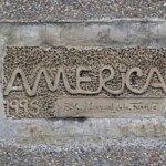 Inscripción en la cara frontal del pedestal del monumento a América. Patrimonio histórico de Mérida en peligro. Venezuela.