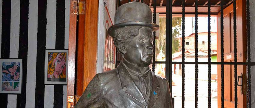 La estatua de Charles Chaplin mira de reojo la plazoleta homónima, de donde lo sacaron los ladrones. Patrimonio cultural venezolano en riesgo.