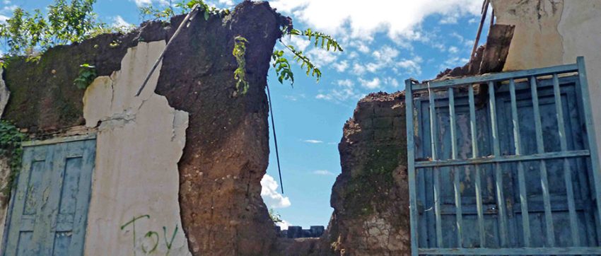 Lo que quedó de la fachada de la casa de los Arvelo. Patrimonio cultural de Barinas, Venezuela, en peligro.