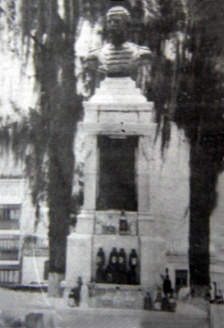 Monumento a Rivas Dávila acompañado de botellas de cerveza. Patrimonio histórico del municipio Mérida, estado Mérida. Venezuela..