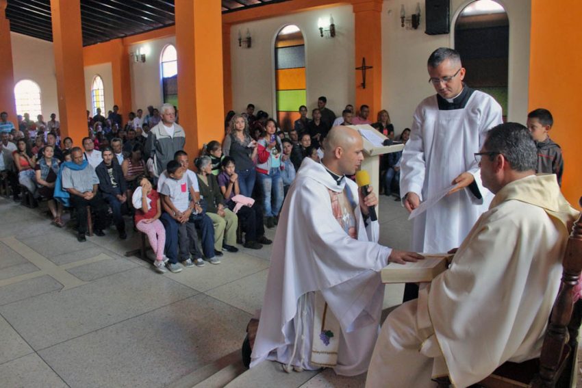 La feligresía recibe al nuevo párroco de la iglesia San Vicente Ferrer. Patrimonio cultural del estado Táchira. Venezuela.