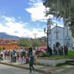 Otra vista de la actividad cultural en la zona norte de la plaza Rivas Dávila. Patrimonio histórico del municipio Mérida, estado Mérida. Venezuela.