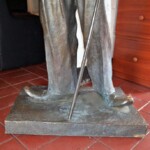 Parte inferior de la estatua de Charles Chaplin. Patrimonio cultural de Mérida, Venezuela, en peligro. Mafia del bronce.