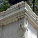 Pátina negra en el pedestal de mármol. Patrimonio histórico del municipio Mérida, estado Mérida. Venezuela.