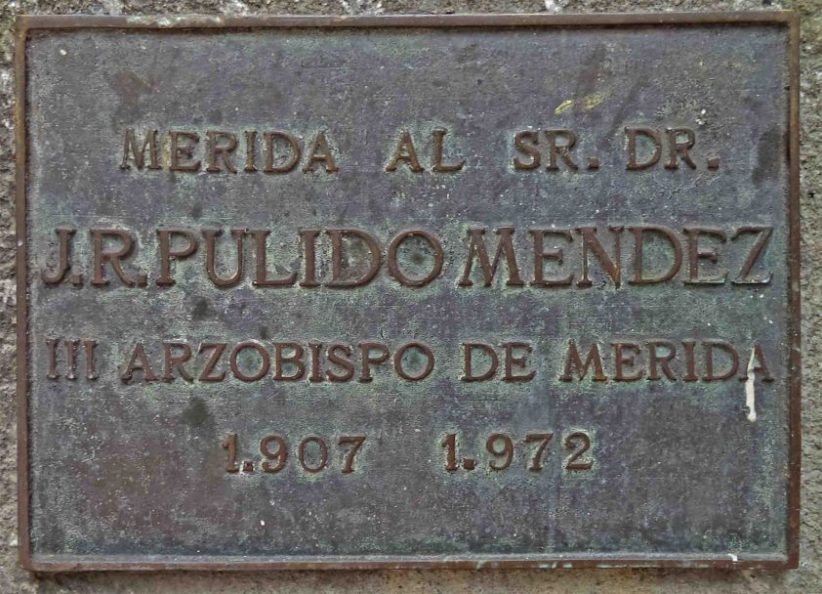 Placa de bronce del monumento a José Rafael Pulido Méndez. Patrimonio cultural de la ciudad de Mérida, Venezuela.