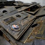 En Caracas también se llevan el bronce. Estas son algunas de las placas de bronce recuperadas, tras haber sido hurtadas del Cementerio del Este. Patrimonio cultural de Venezuela en riesgo.