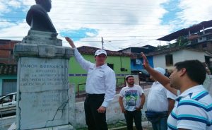 Millonario contrabando del bronce. El 18 de agosto de 2017 se robaron este busto de Ramón Buenahora en su parque homónimo. San Cristóbal, Táchira. 