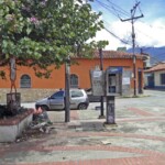 Presencia de basura y vandalismo en la zona norte de la plaza Rivas Dávila. Patrimonio histórico del municipio Mérida, estado Mérida. Venezuela.