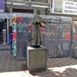 Buhoneros alrededor del monumento al monseñor Pulido Méndez. Patrimonio cultural de la ciudad de Mérida, Venezuela.