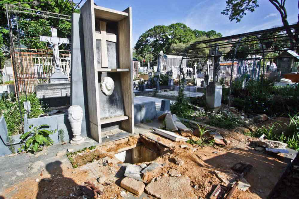 Profanación de la tumba de Rómulo Gallegos, en el Cementerio General del Sur, el 14 de junio de 2016. Patrimonio de Venezuela en peligro. 