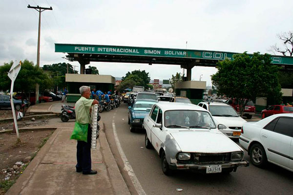 Puente internacional Simón Bolívar. El contrabando de materiales pasa en pequeñas cantidades por el puente. Patrimonio cultural de Venezuela en riesgo.