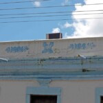 Pared agrietada por la humedad del aire acondicionado, Palacio Municipal de Barinas. Patrimonio histórico de Barinas en riesgo. Venezuela.