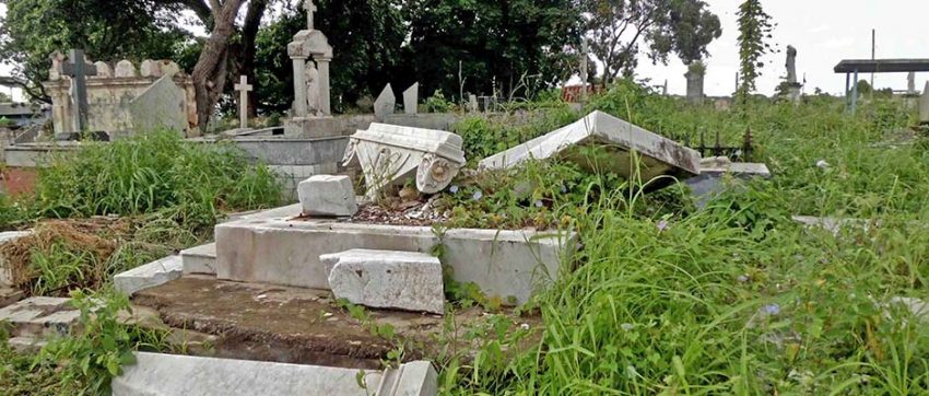 Tumbas destrozadas por los buscadores de prendas de oro en el Cementerio Histórico de Ciudad Bolívar. Patrimonio histórico de Venezuela en peligro.