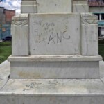 Vandalismo en el lateral derecho del pedestal. Patrimonio histórico del municipio Mérida, estado Mérida. Venezuela.