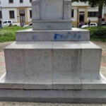 Vandalismo en el lateral izquierdo del pedestal. Patrimonio histórico del municipio Mérida, estado Mérida. Venezuela.