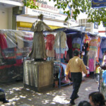 Buhoneros junto al monumento de Pulido Méndez. Patrimonio cultural de Mérida, Venezuela.