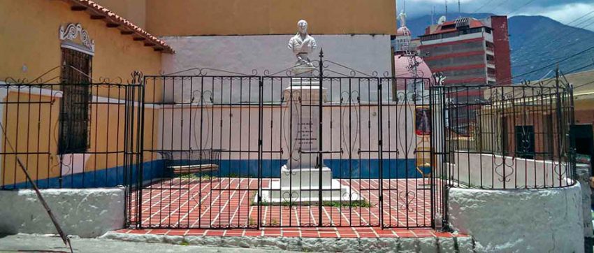 Vista frontal de la plazoleta Miranda al día de hoy. Patrimonio histórico de Mérida, Venezuela.