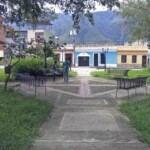 Zona de descanso de la plaza Rivas Dávila vista desde el área central. Patrimonio histórico del municipio Mérida, estado Mérida. Venezuela.