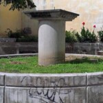 Jardinera vandalizada del bulevar izquierdo de la iglesia San Juan Bautista.