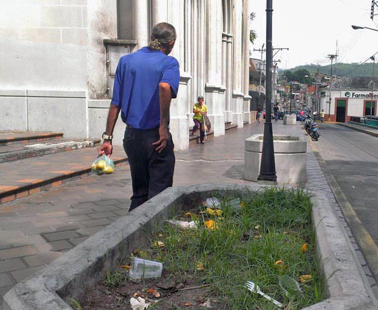 Ciudadanos tiran la basura sin resquemor en los bulevares de la iglesia San Juan Bautista, en Valera. Patrimonio de Trujillo, Venezuela, en peligro. 