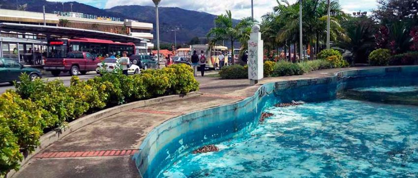 Costado izquierdo del monumento a Páez y del parque El Ejército en la actualidad, junio 21 de 2017. Patrimonio de la ciudad de Mérida, estado Mérida, Venezuela.