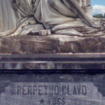 En la cara frontal también se perciben manchas al monumento funerario de la familia Clavo. Patrimonio cultural de la ciudad de Boconó, estado Trujillo, Venezuela.