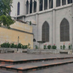 El comercio informal deteriora los espacios circundantes de la iglesia San Juan Bautista, de Valera.