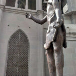 Lateral derecho de la estatua de San Juan Bautista, sin su lanza de bronce. Valera. Patrimonio de Trujillo, Venezuela, en peligro.