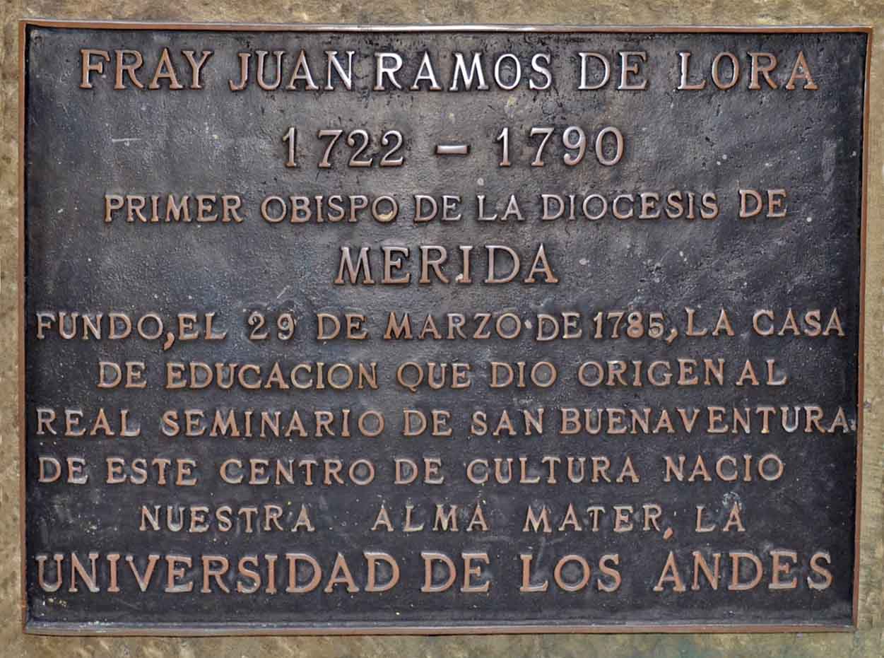 Placa de bronce ubicada en la cara frontal del pedestal. Foto Samuel Hurtado Camargo, 26 de junio de 2017