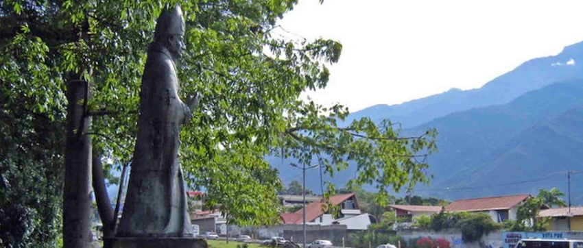 Estatua pedestre del fray Juan Ramos de Lora. Patrimonio cultural de la ciudad de Mérida, estado Mérida. Venezuela.