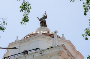 Escultura de Juan Pedro López (La Fe) Torre de la Catedral Metropolitana de Caracas, Fotografía Luis Chacín, 2018