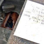 Cementerio Bella Vista de Barquisimeto, estado Lara. Patrimonio cultural de Venezuela en peligro. Restos de un difunto expuesto en una de las muchas tumbas profanadas del Cementerio Bella Vista de Barquisimeto, Lara. Foto Keren Torres, junio 2018.