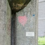 Han vandalizado la obra obra "Homenaje al buen ciudadano", de Elda Navarrete. Autopista Francisco Fajardo, a la altura de la base Aérea La Carlota, Chacao, Caracas. Foto Luis Chacín, 2018.