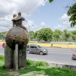 "Homenaje al buen ciudadano", obra de Elda Navarrete en la "Homenaje al buen ciudadano", de Elda Navarrete. En la autopista Francisco Fajardo, a la altura de la base Aérea La Carlota, Chacao, Caracas. Foto Luis Chacín, 2018.