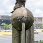 Obra "Homenaje al buen ciudadano", de Elda Navarrete. Autopista Francisco Fajardo, a la altura de la base Aérea La Carlota, Chacao, Caracas. Foto Luis Chacín, 2018.