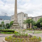 Plaza Francia de Altamira, obelisco y lo que era un espejo de agua. Caracas. Foto Luis Chacín, agosto 31 de 2018.