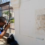 Jesús Romero (fotógrafo participante del taller) realiza un ejercicio de tomas para fotogrametría a un detalle de una antigua fuente de el Club Bolívar en el casco histórico de Santa Ana de Coro. Fotografía Luis Chacín.