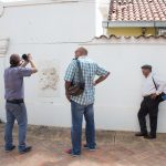 Explicación de la técnica de fotogrametría a cargo del instructor Luis Chacín en un detalle de la antigua fuente del Club Bolívar en el casco histórico de Santa Ana de Coro. Fotografía Francisco Colina.