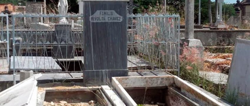 Tumba profanada del padre Rivolta, en el Cementerio Municipal de Valencia. Los hampones fueron capturados el 30 de octubre.