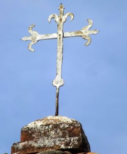 Las campanas de Lobatera. Antigua cruz flordelisada y en hierro forjado que, desde fines del XVIII y hasta 1856, estuvo sobre la columna en piedra y argamasa del humilladero a la entrada de Lobatera