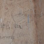 Campanas de Lobatera. Detalle de otros grafitis "José Eliécer Alviárez"; en la parte inferior se lee "Ricardo Parra" nacido en 1927, respetado habitante de la Lobatera actual y testigo de otros tiempos. Bajo este nombre, se encuentra el de "J. Cancio Pino, 18 - 3 - 46" y "José Pablo Sánchez" entre otros. Foto Samir Sánchez, 2007. Patrimonio cultural de Venezuela.